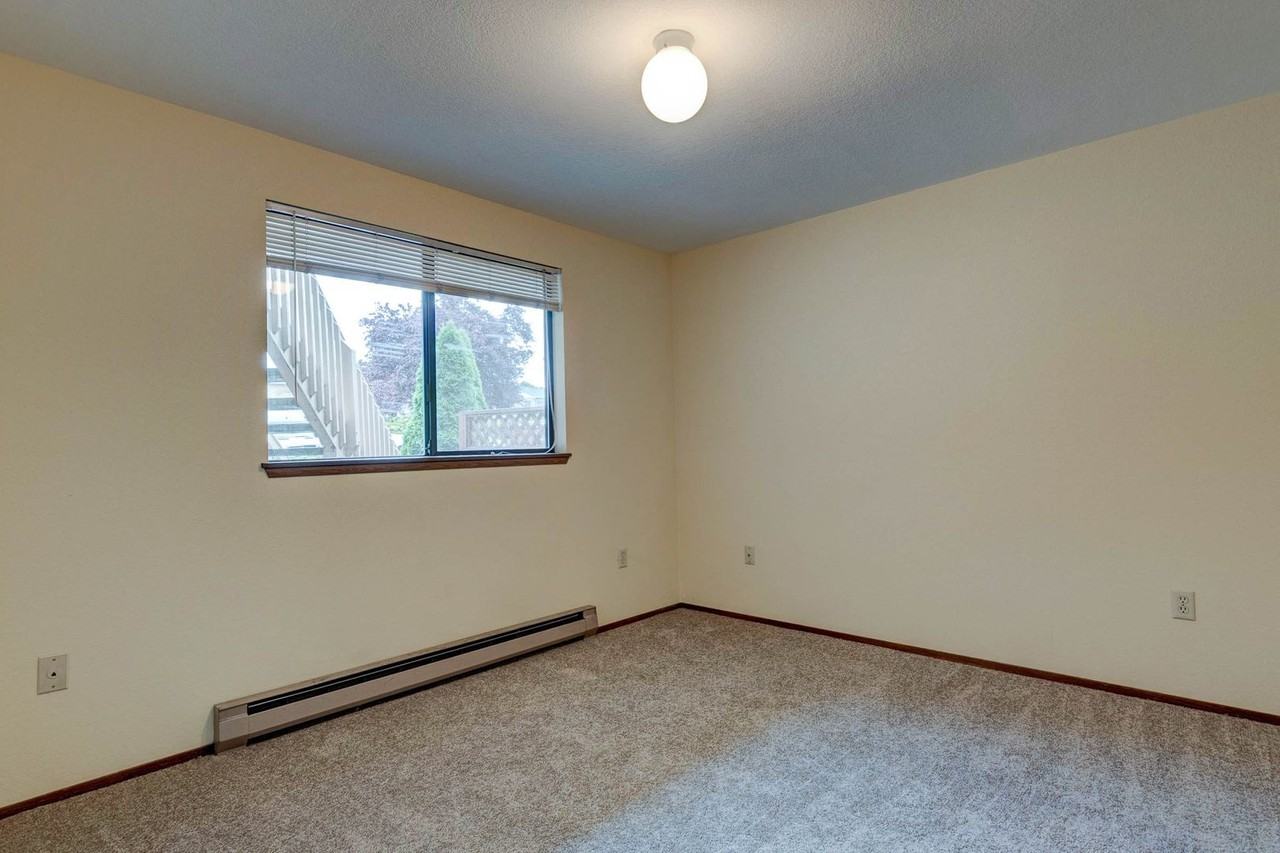 325 Ne Kettle St - Photo 7 of 15