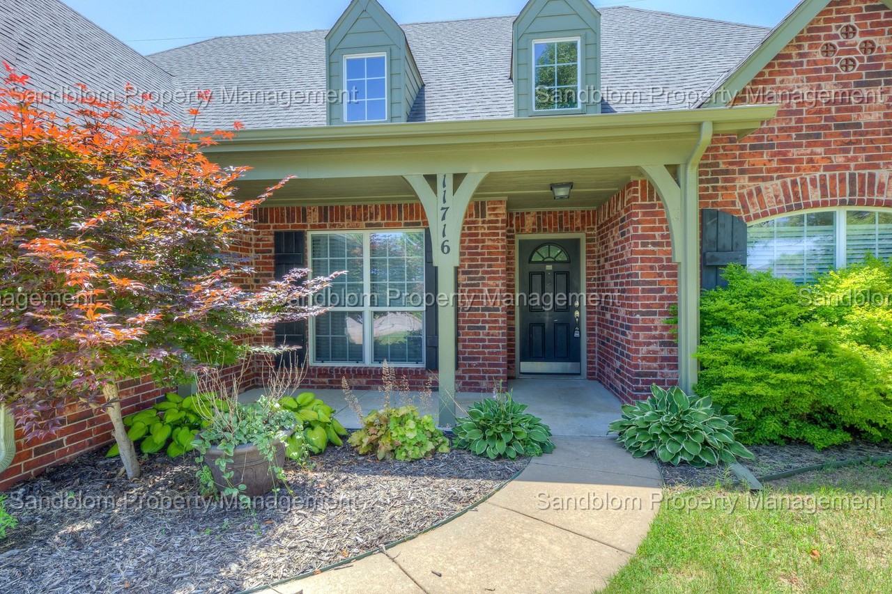 11716 S Willow Pl - Photo 2 of 37