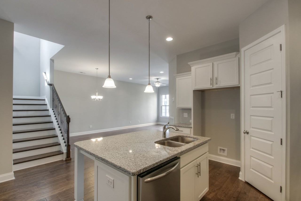 923 Scouting Dr - Photo 5 of 39