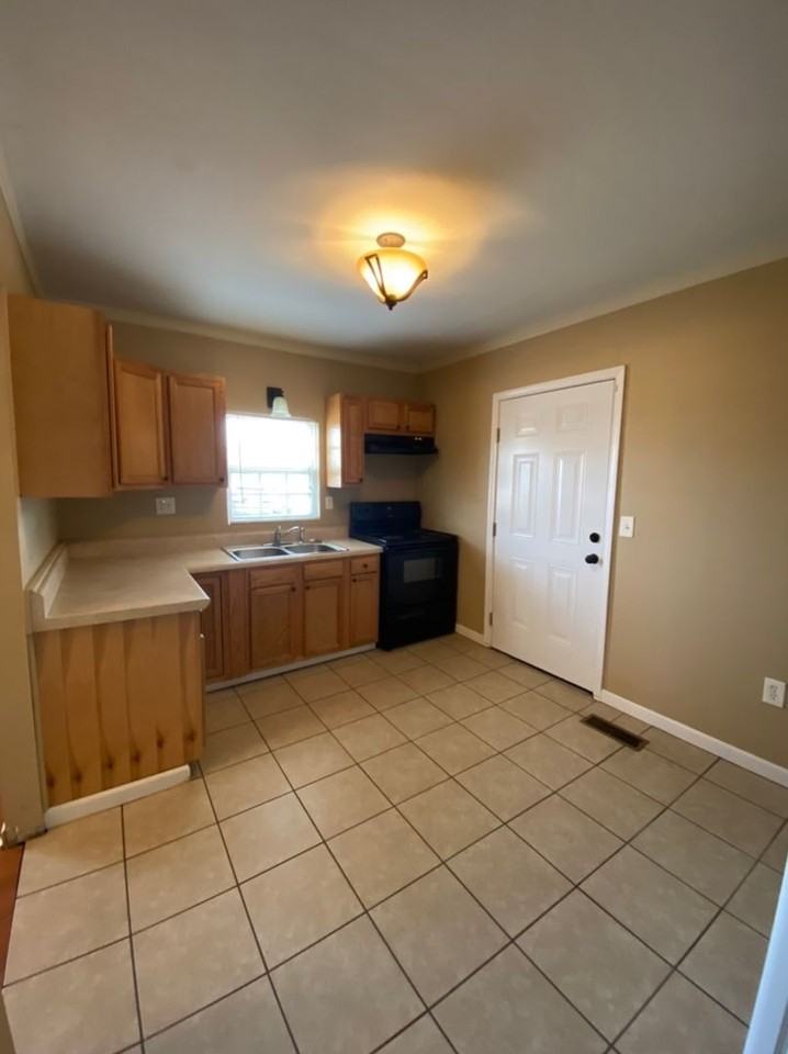 705 Knox Ave - Photo 2 of 8