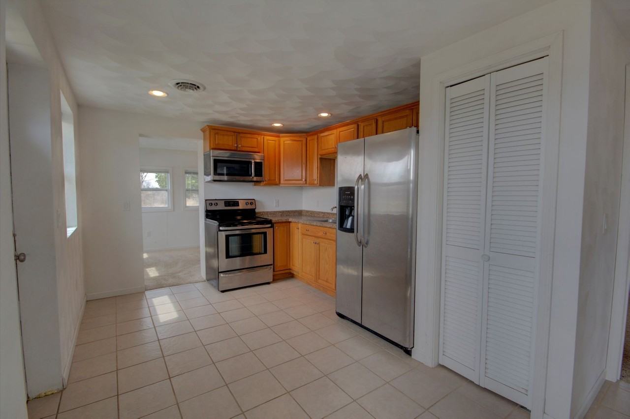 107 Maple St - Photo 3 of 18