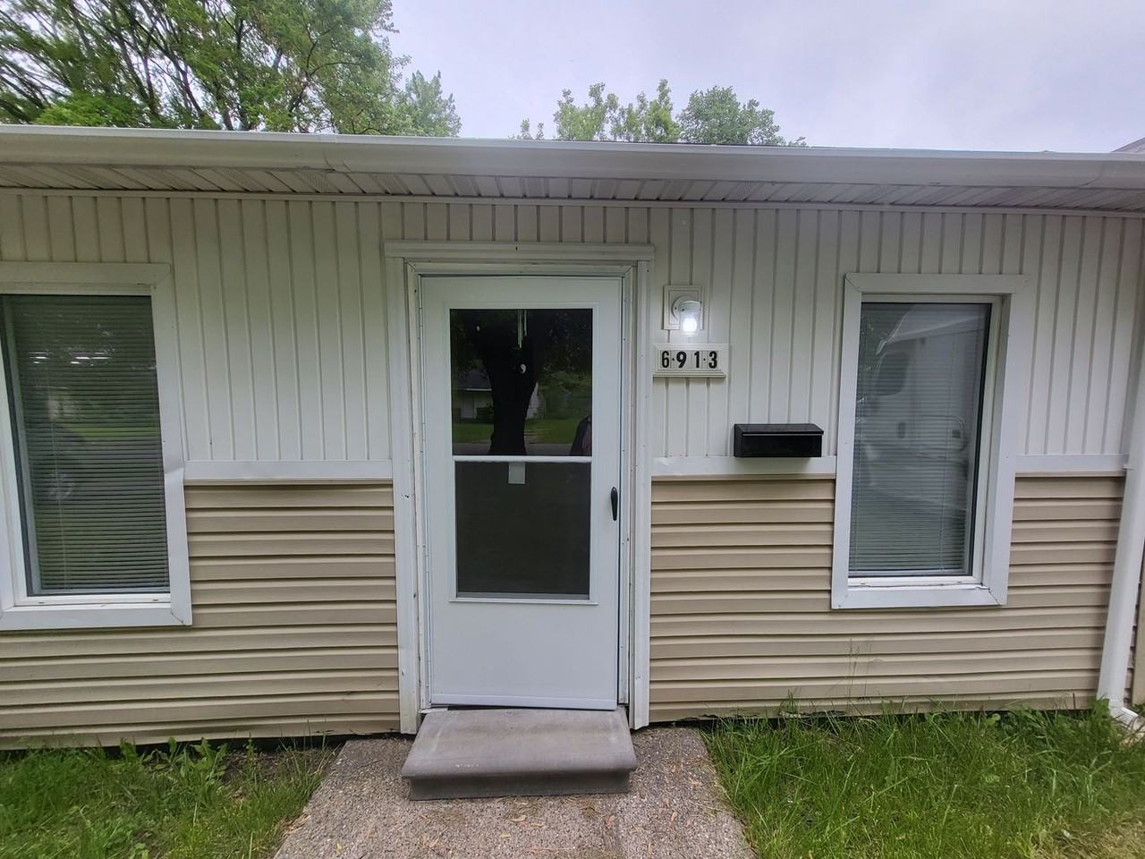 6913 Cecil Dr - Photo 2 of 21