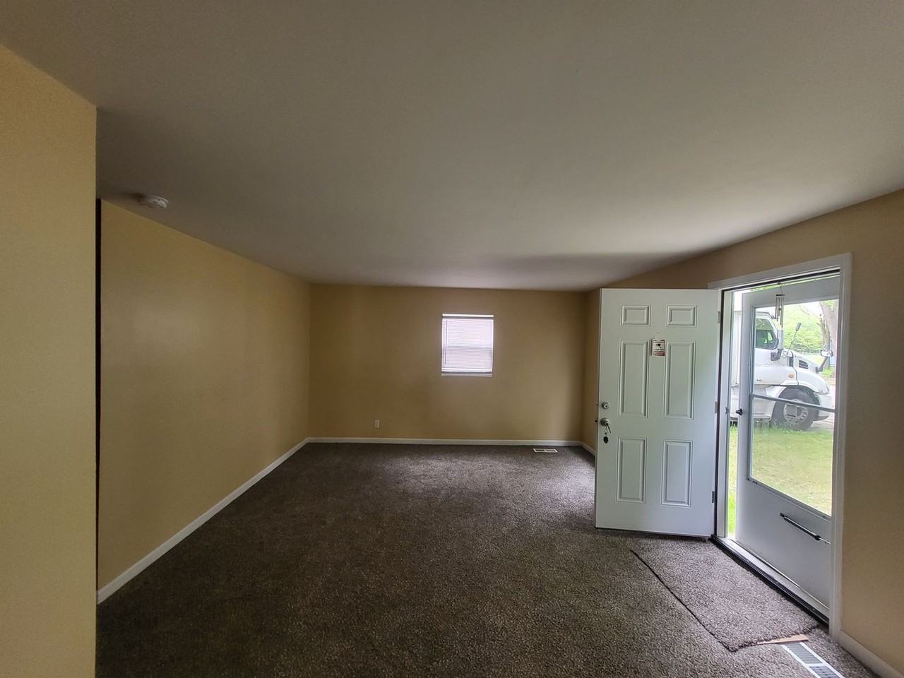 6913 Cecil Dr - Photo 5 of 21