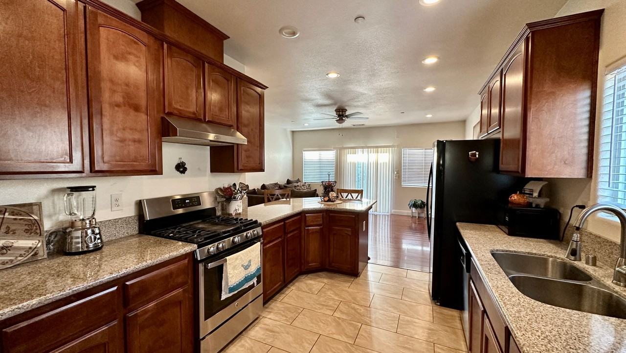 4681 N Constance Ave - Photo 2 of 22