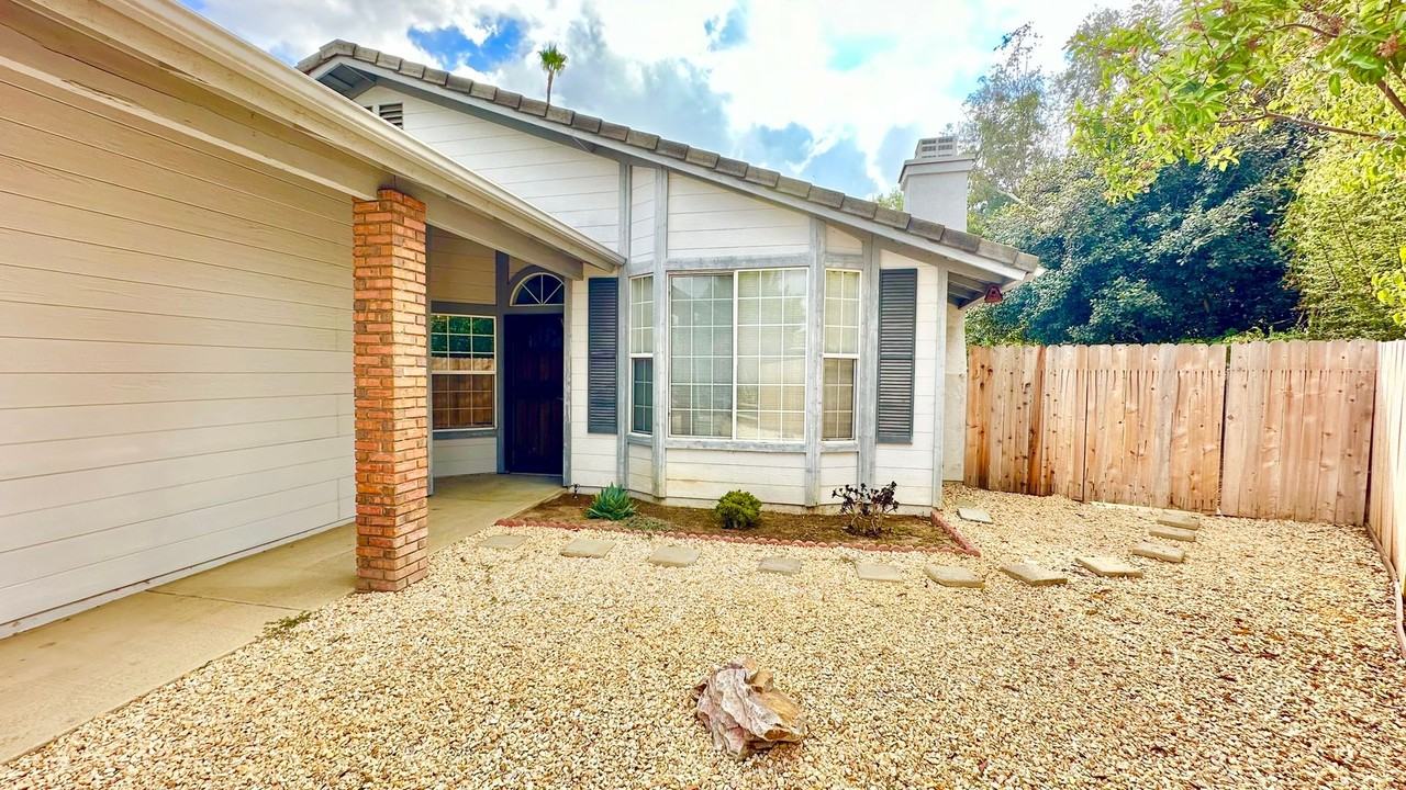 197 S Mercedes Rd - Photo 2 of 33