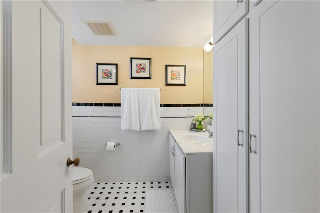 27 W Locke Ln #04 - Photo 3 of 17