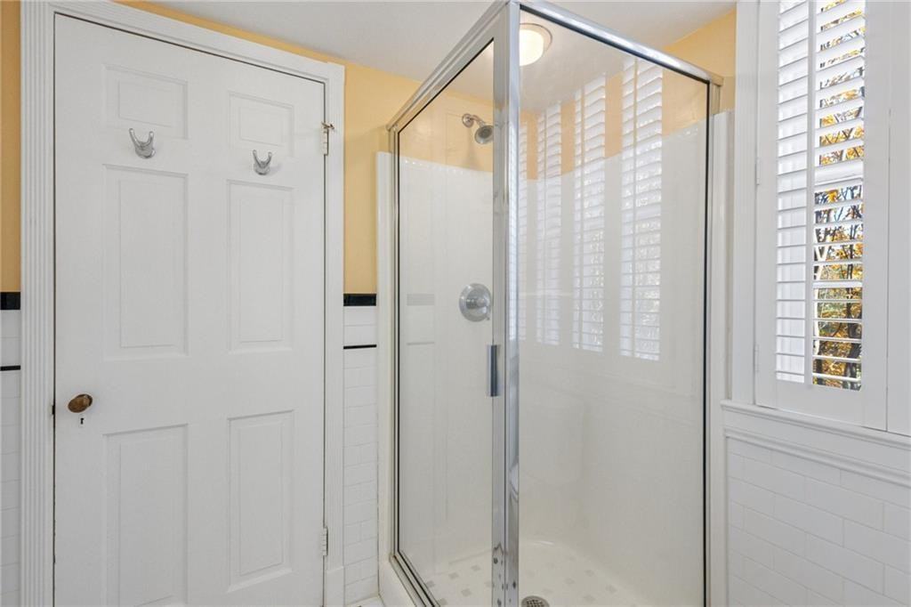 27 W Locke Ln #04 - Photo 2 of 17