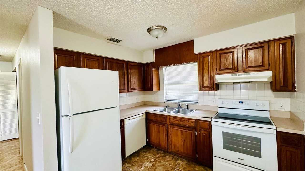 184 Julie Ln - Photo 2 of 8