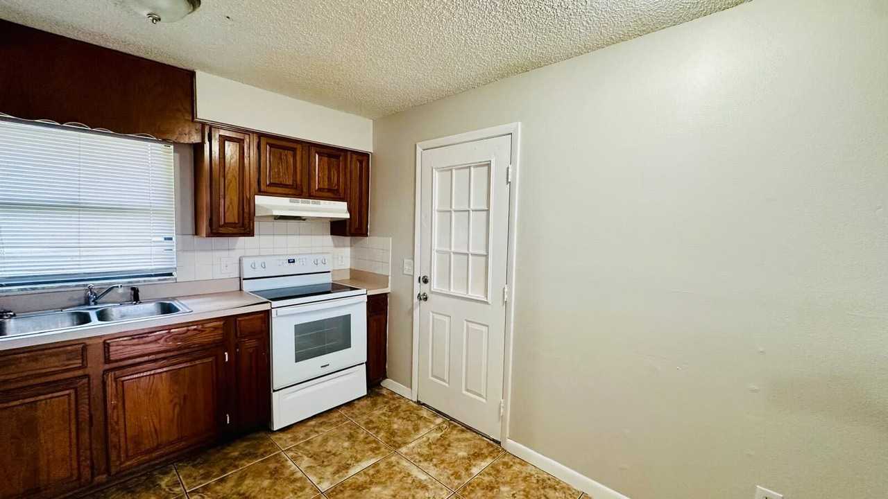 184 Julie Ln - Photo 3 of 8
