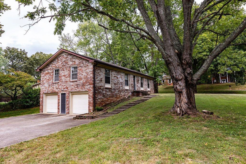 205 Lady Marion Dr - Photo 3 of 26