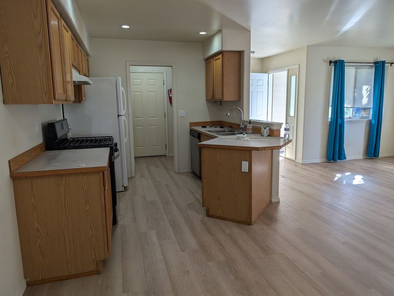 590 Lowell Ct - Photo 4 of 11