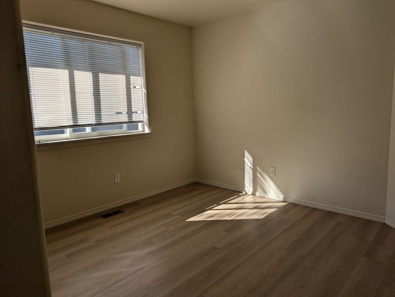 590 Lowell Ct - Photo 5 of 11