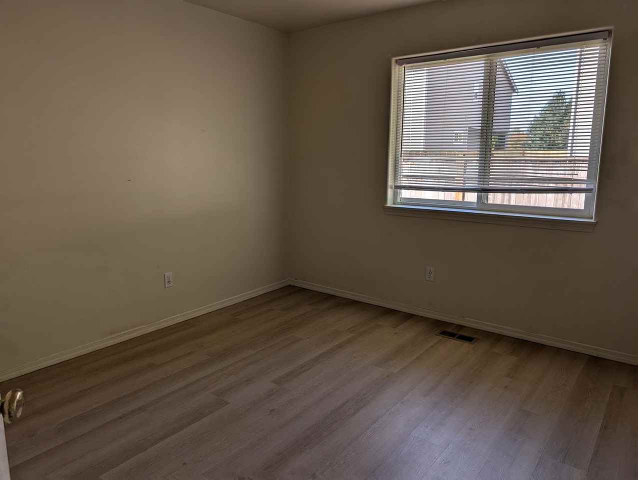 590 Lowell Ct - Photo 7 of 11