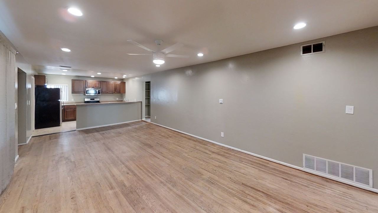 5120 63rd St - Photo 4 of 20