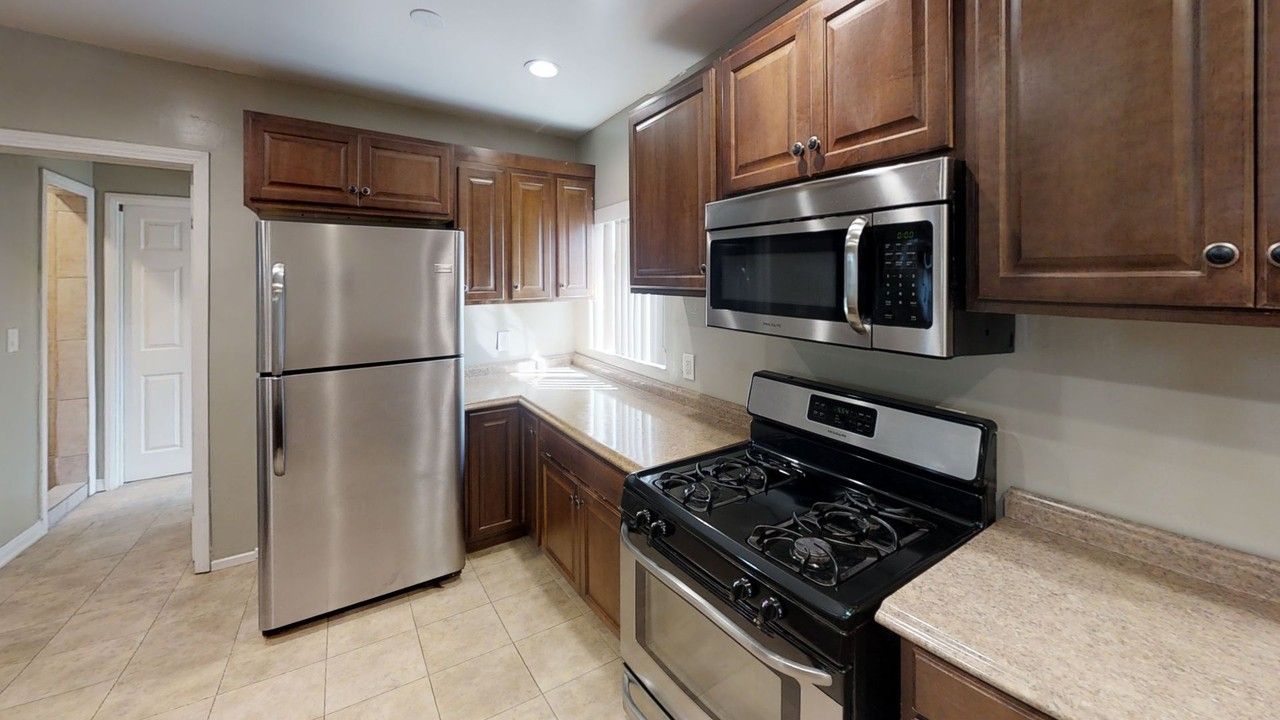 5120 63rd St - Photo 6 of 20
