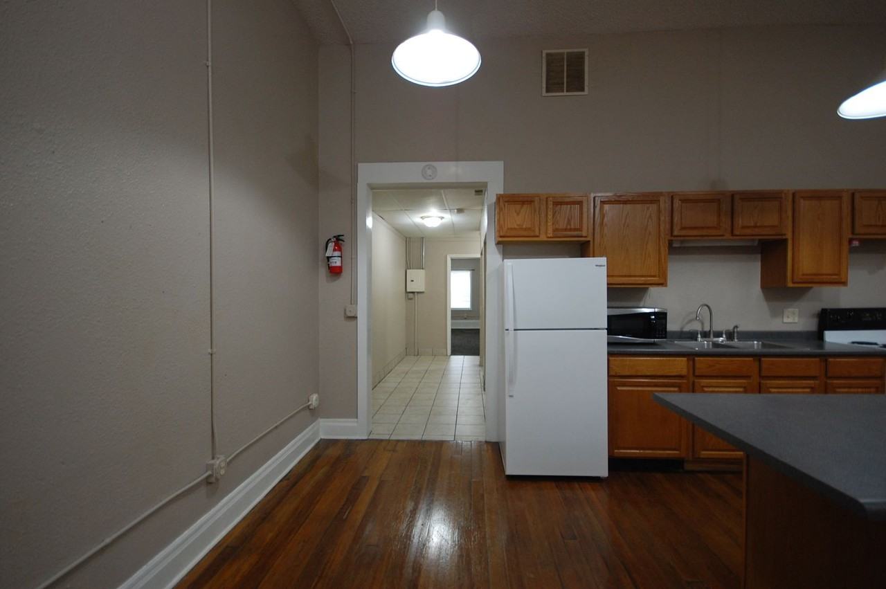 717 Story St - Photo 5 of 23