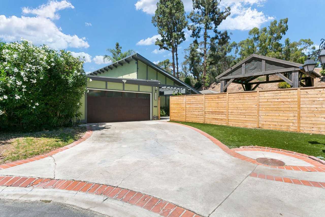 24585 Overlake Dr - Photo 2 of 40