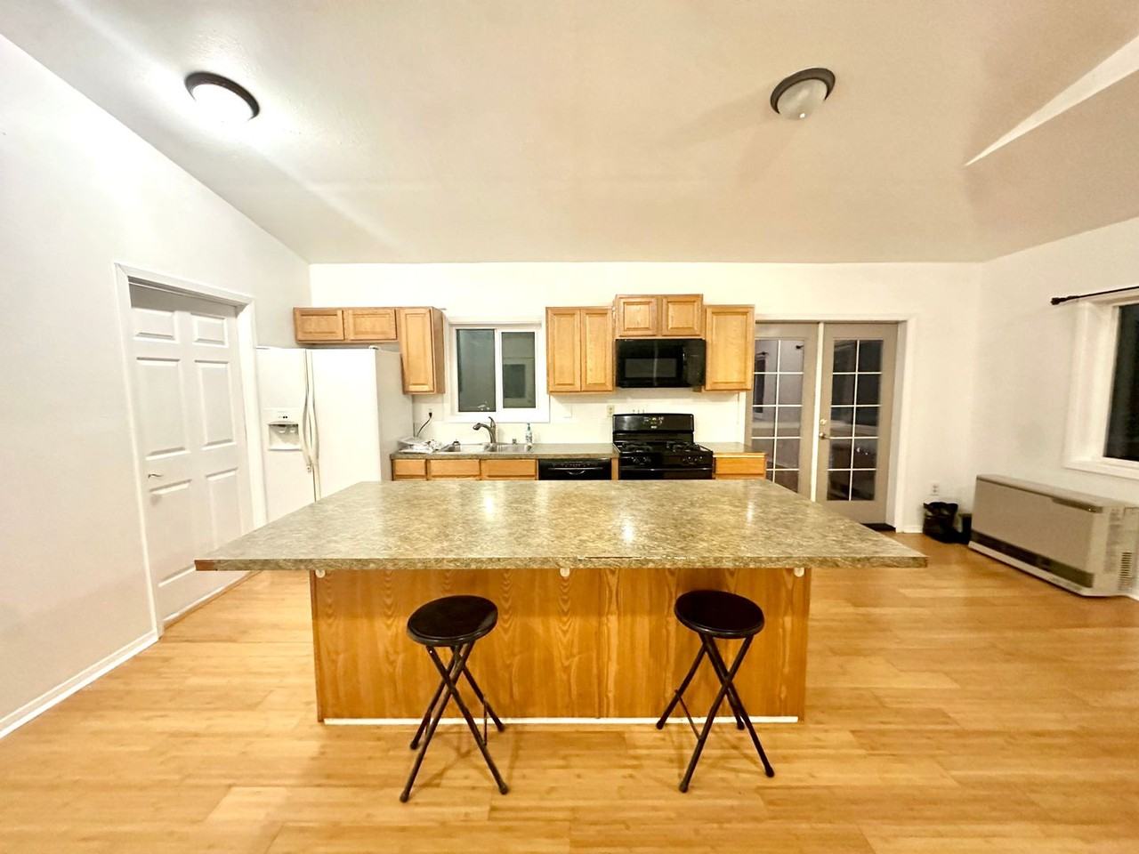 Spacious 1 bedroom, No pets - Photo 2 of 10