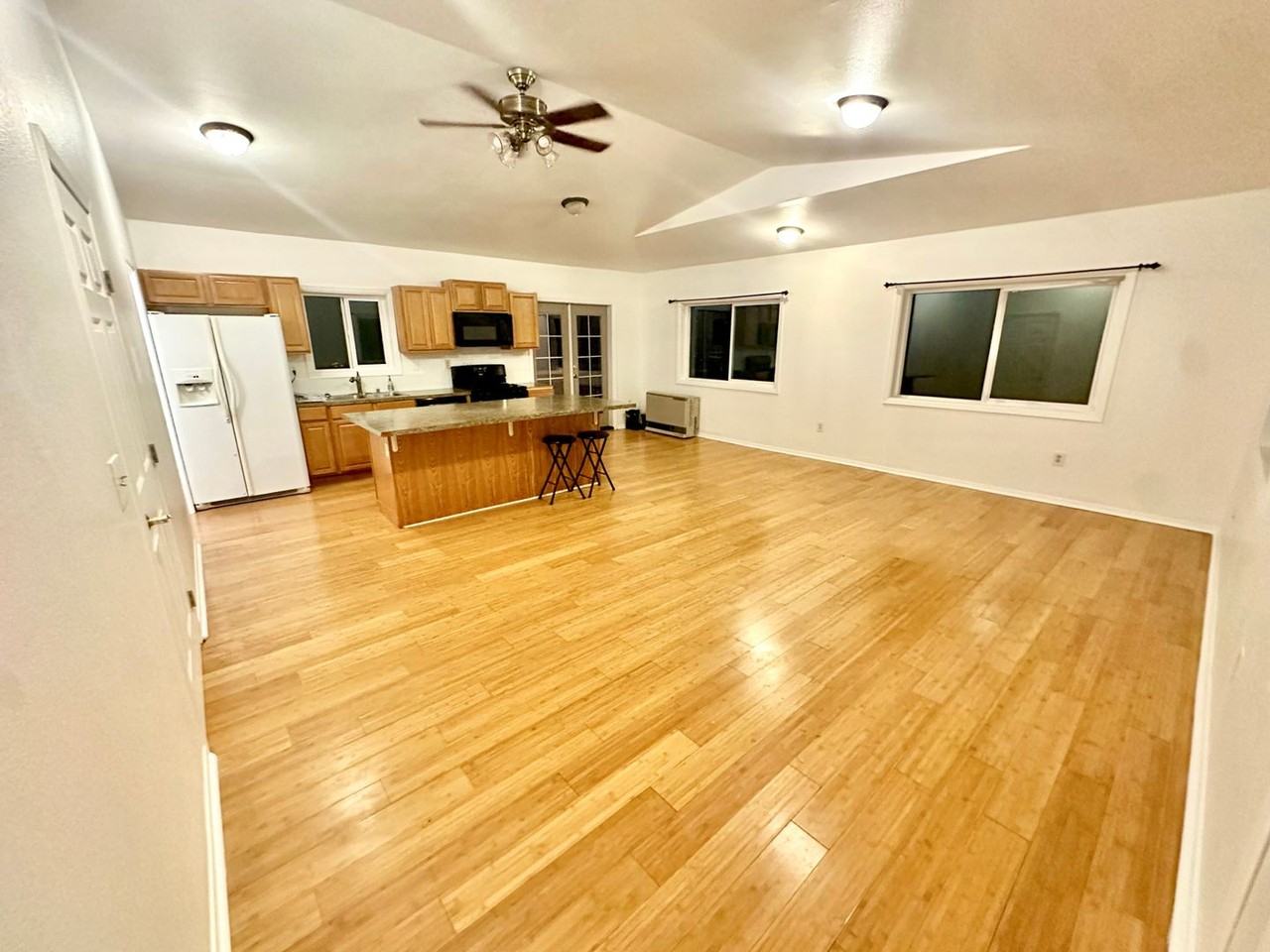 Spacious 1 bedroom, No pets - Photo 3 of 10