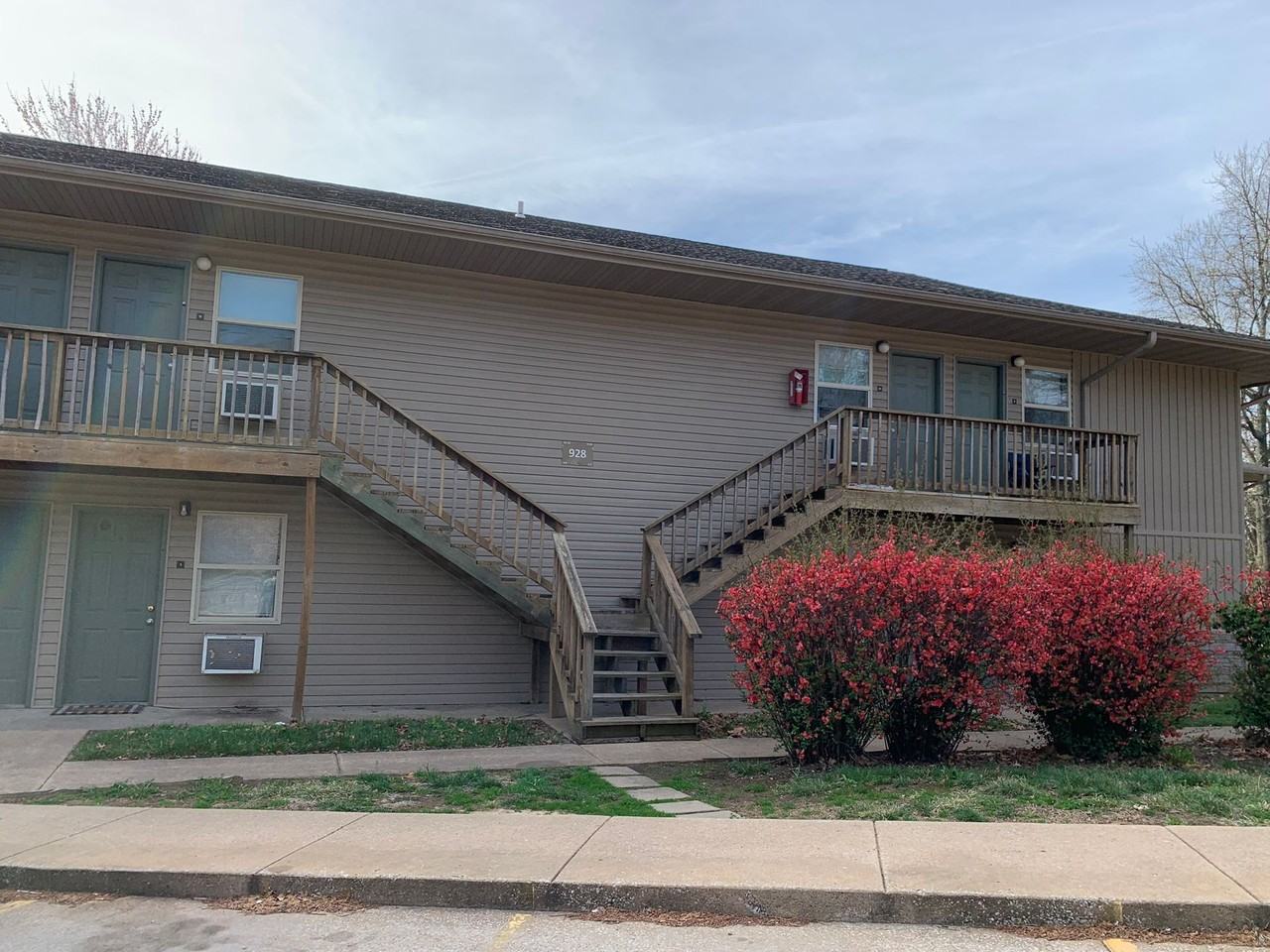 924 Goetz Blvd - Photo 7 of 20