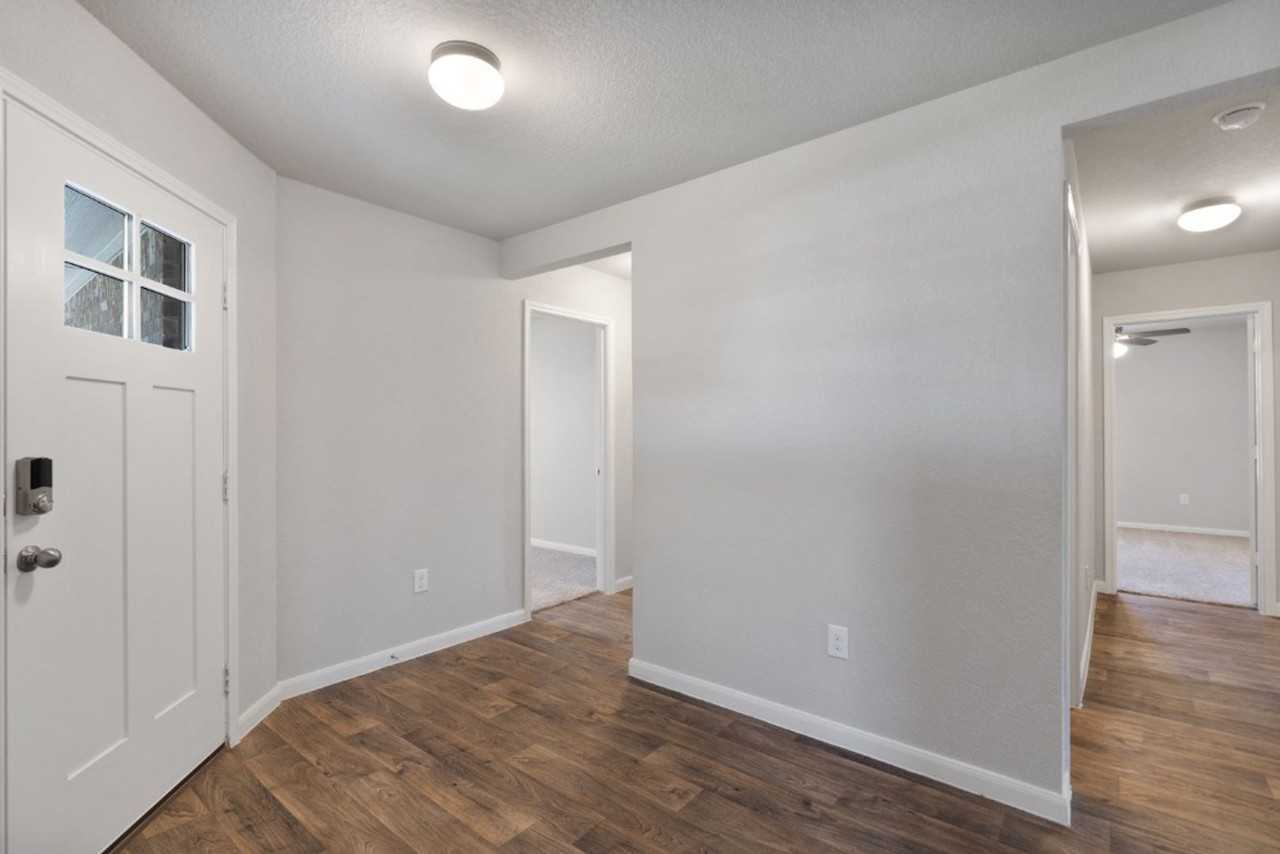 1007 Pembroke Ct - Photo 5 of 33