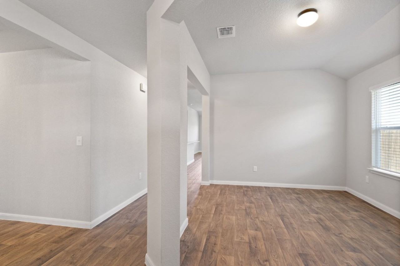 1007 Pembroke Ct - Photo 6 of 33