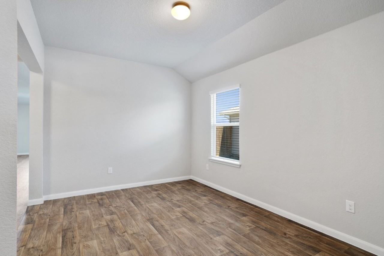 1007 Pembroke Ct - Photo 7 of 33