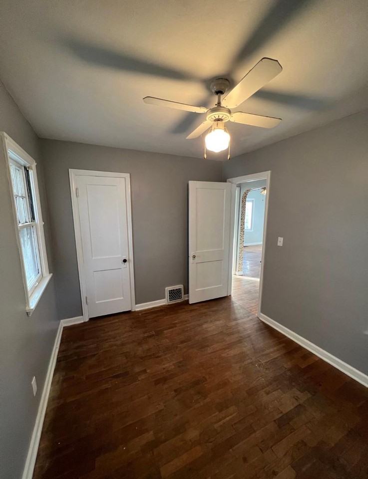 2209 Lyons Ave - Photo 2 of 16