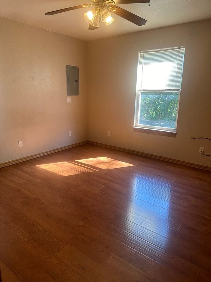 1408 S Case St - Photo 5 of 13