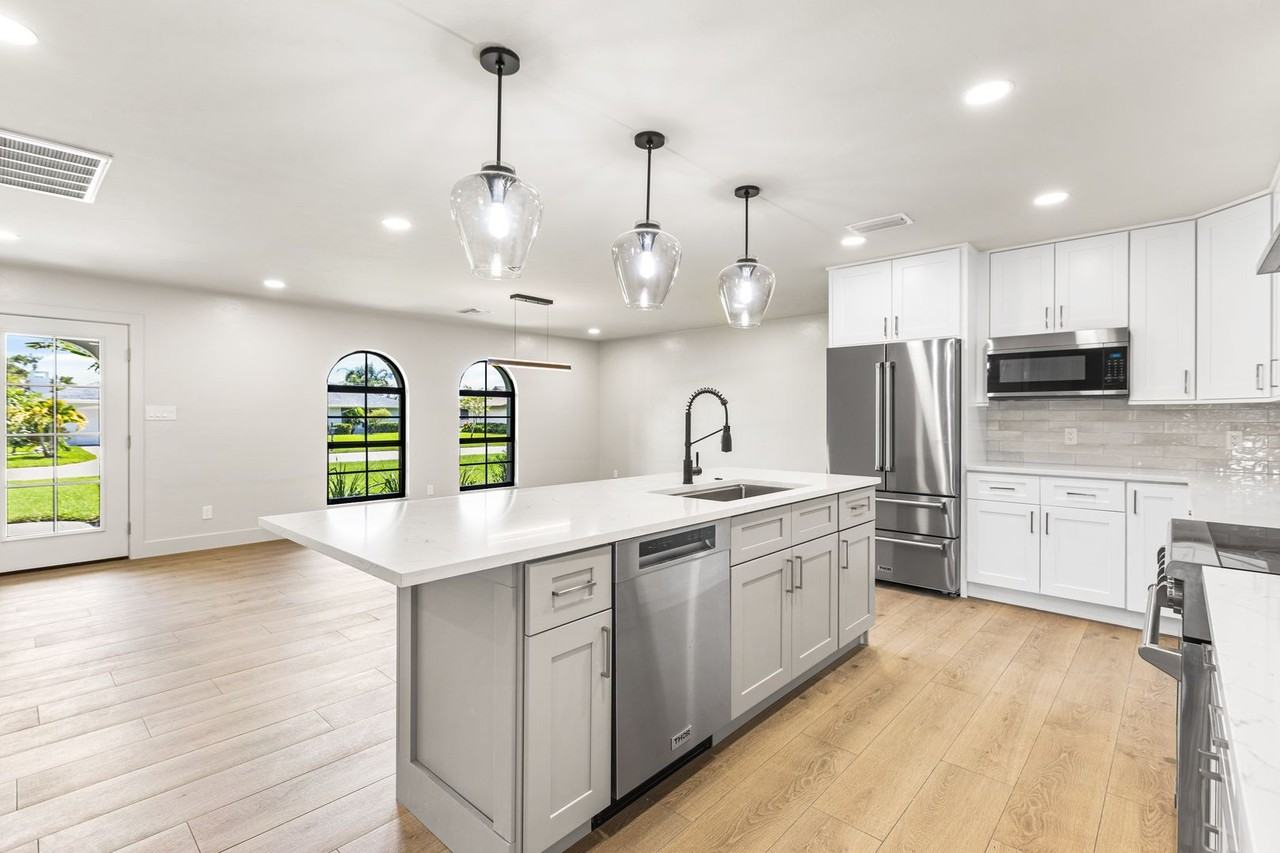 1911 Princess Court - Photo 5 of 48