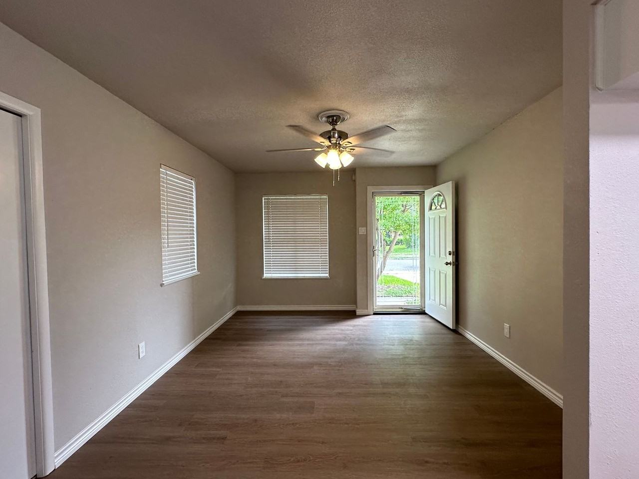 1029 Southcliff Dr - Photo 3 of 13