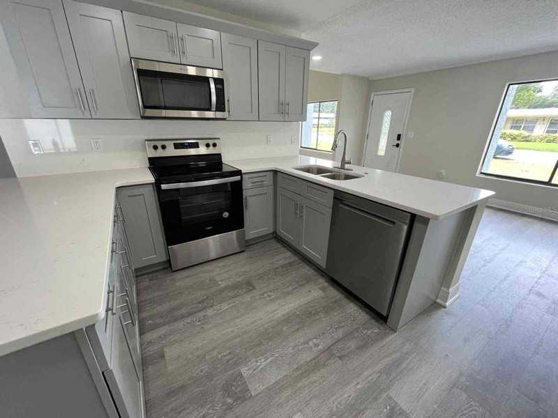 2606 Sheffield Ave - Photo 3 of 10