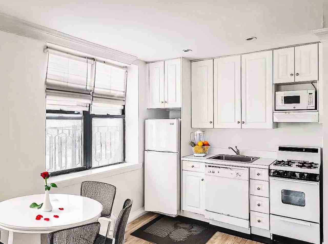 238 E 36th St #3FF - Photo 2 of 4