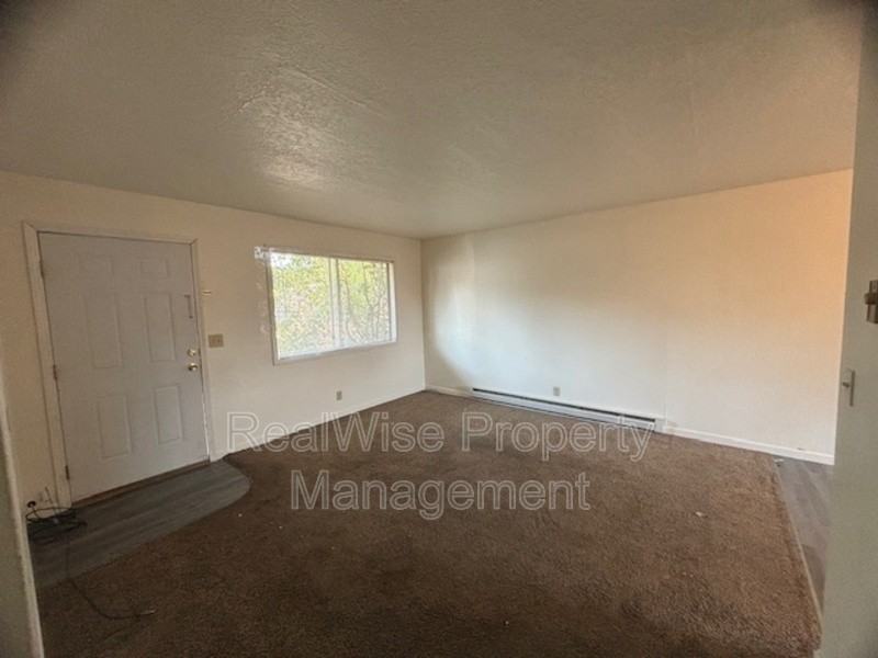 290 Nw Civil Bend Ave - Photo 3 of 10