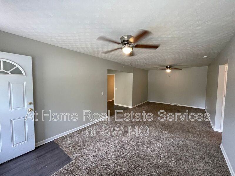 323 N Pine Ave - Photo 2 of 10