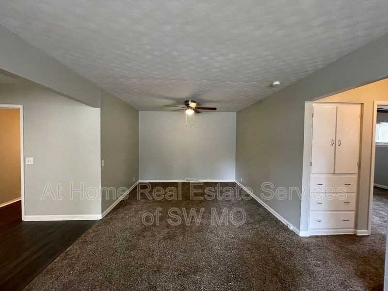 323 N Pine Ave - Photo 3 of 10