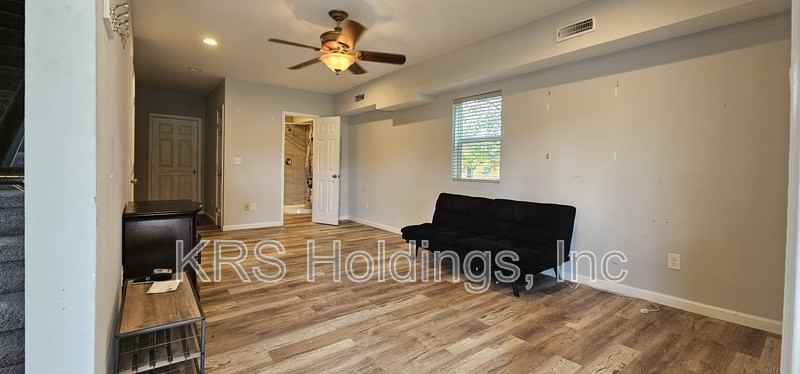 410 Oak St - Photo 5 of 15