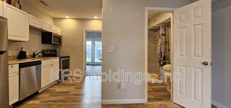 410 Oak St - Photo 7 of 15