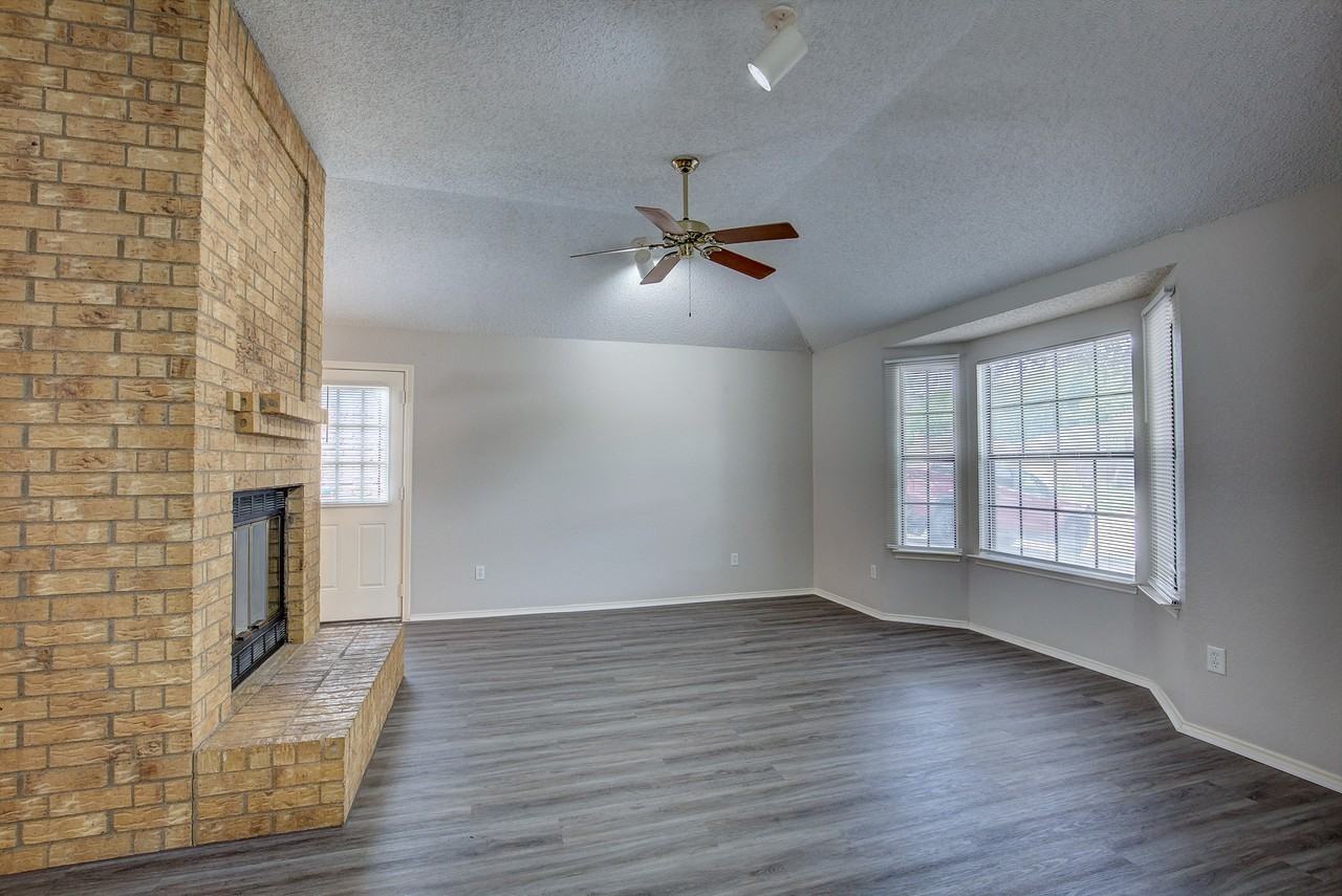 406 Valley Spring Dr - Photo 4 of 27