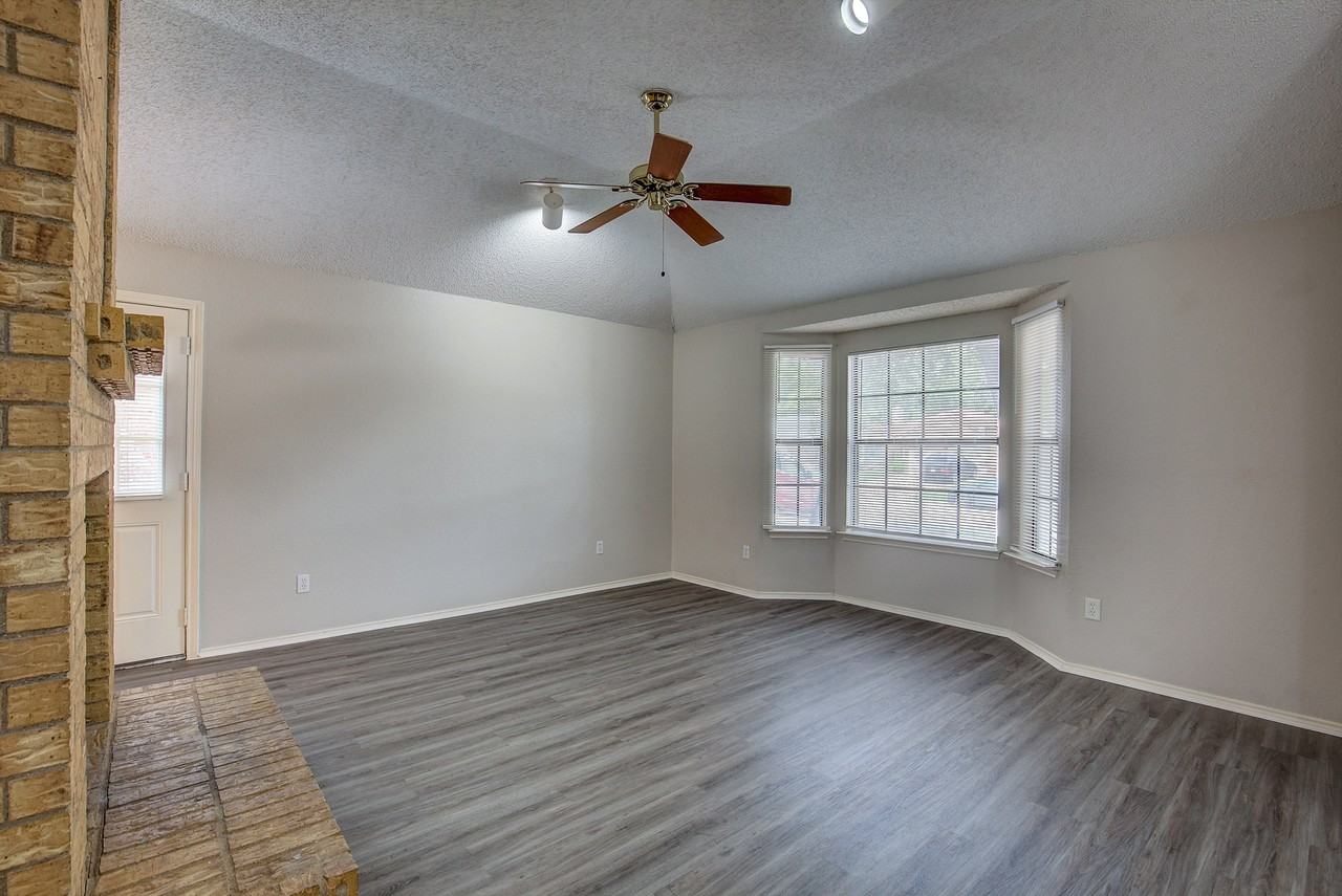 406 Valley Spring Dr - Photo 5 of 27