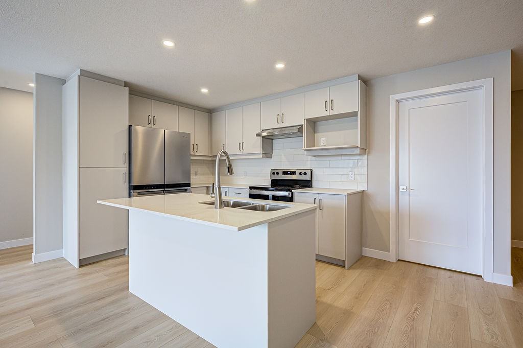 166 Astor Cres - Photo 3 of 24