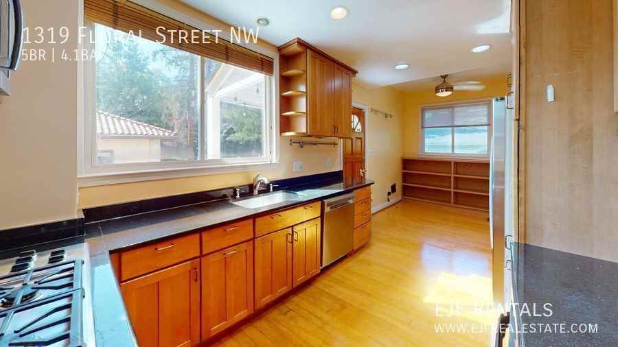 1319 Floral St Nw - Photo 2 of 36