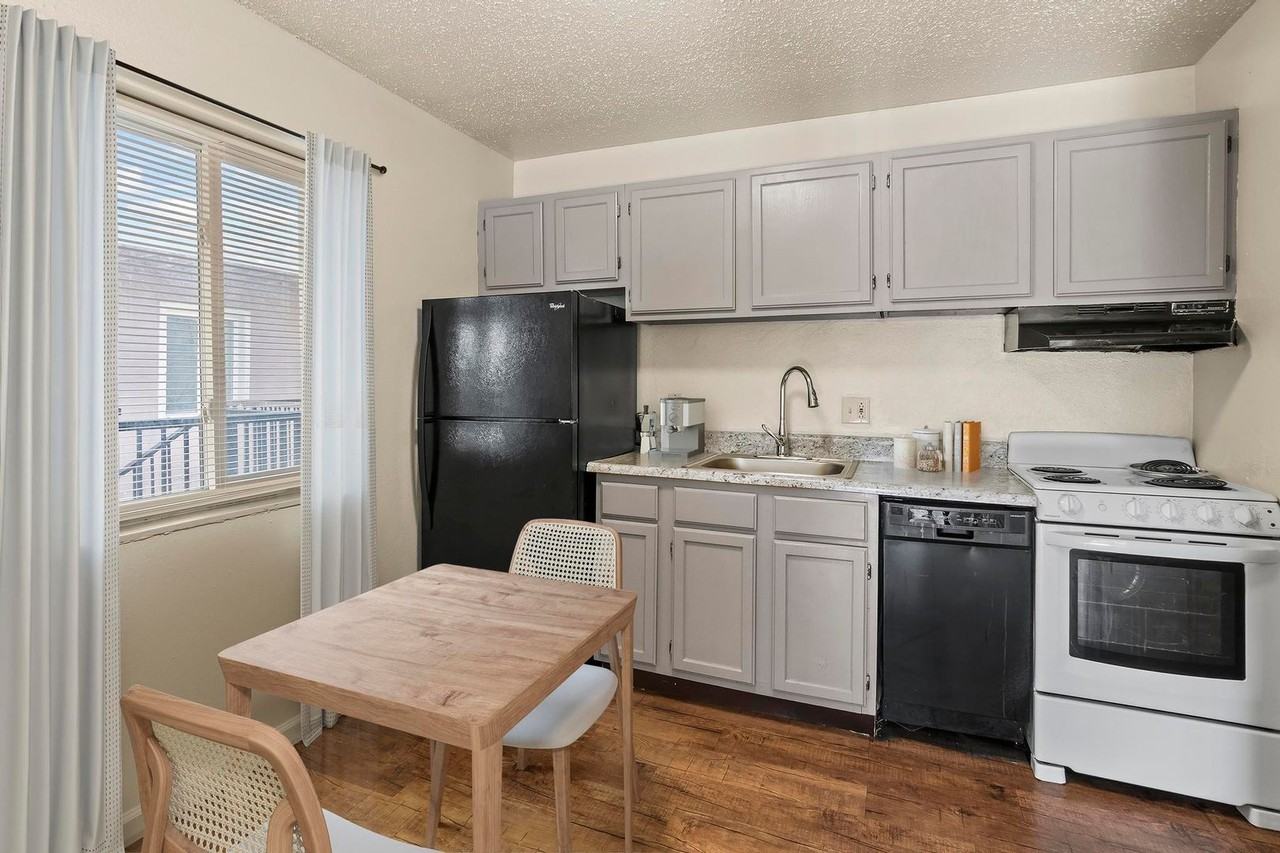 Westport Crossing Apartments - Photo 6 of 50