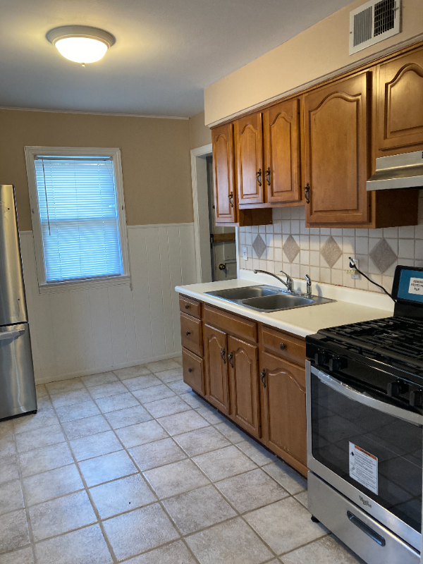 1563 Bancroft Ave - Photo 2 of 6