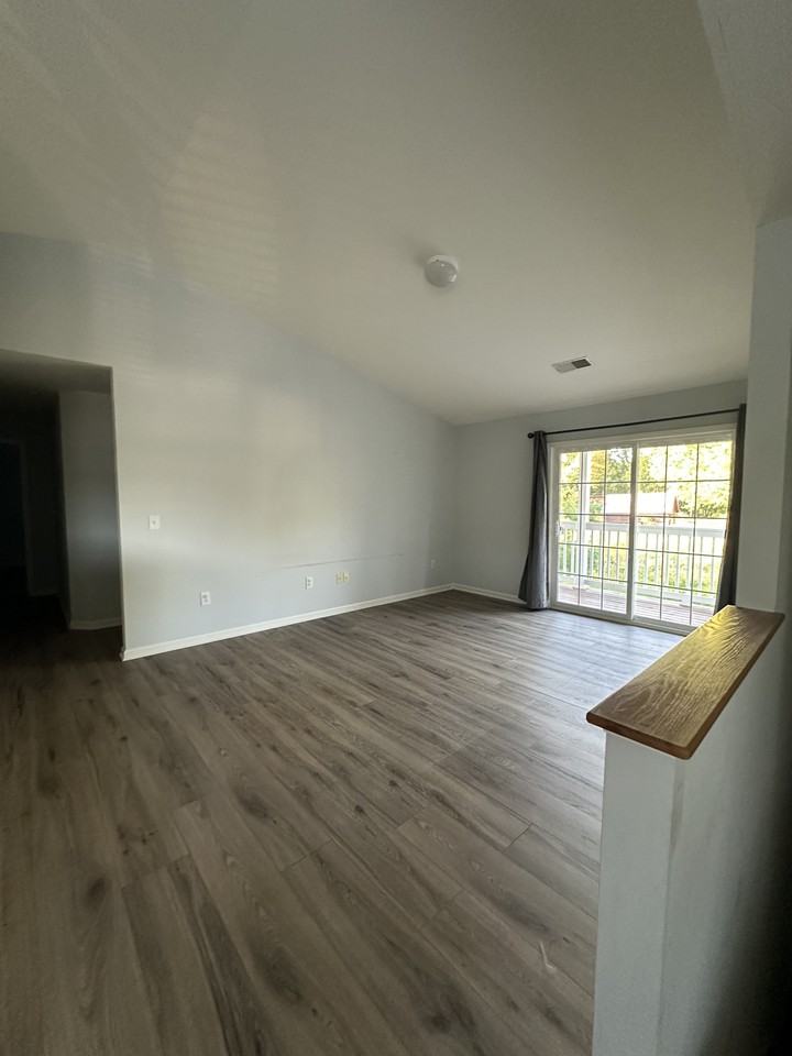 107 Evergreen Pl - Photo 2 of 14