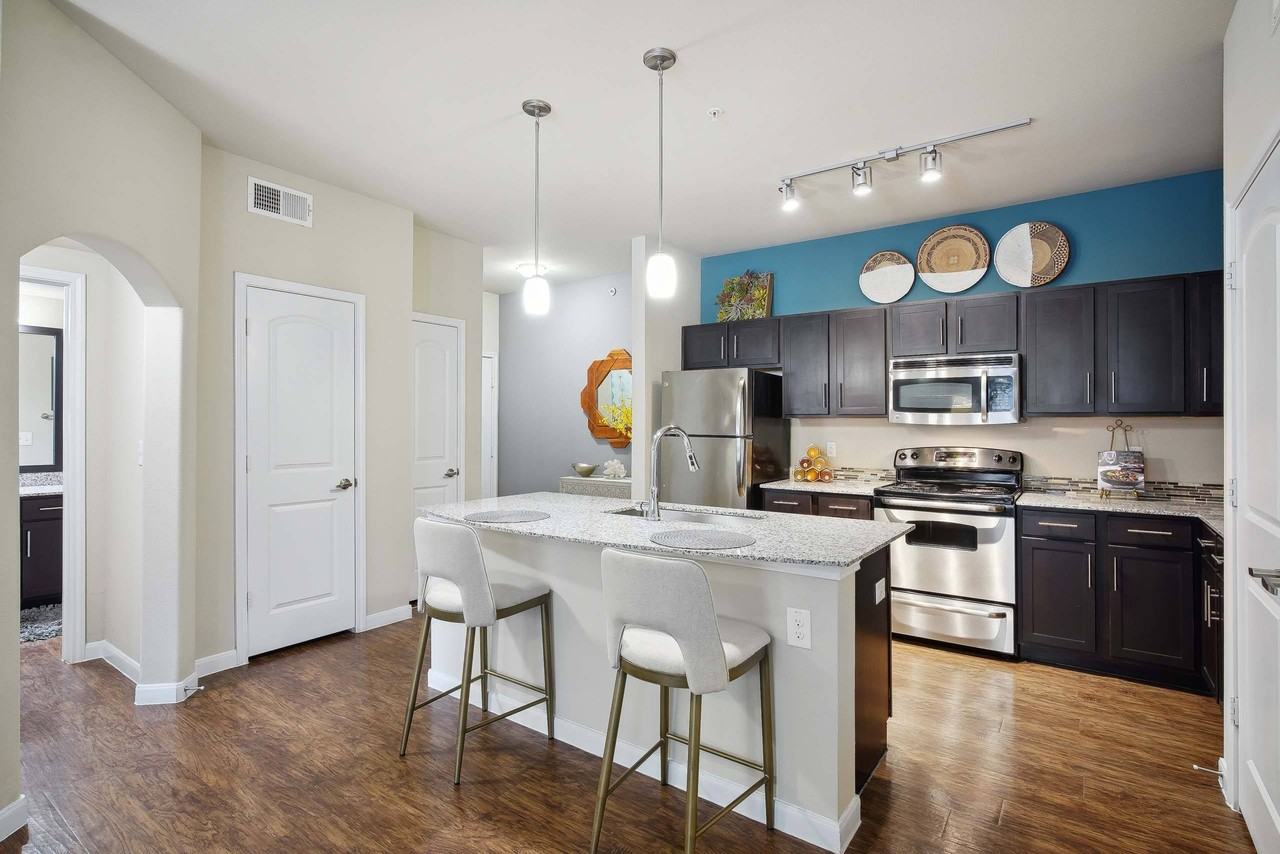 Platinum Shavano Oaks Apartments - Photo 3 of 41