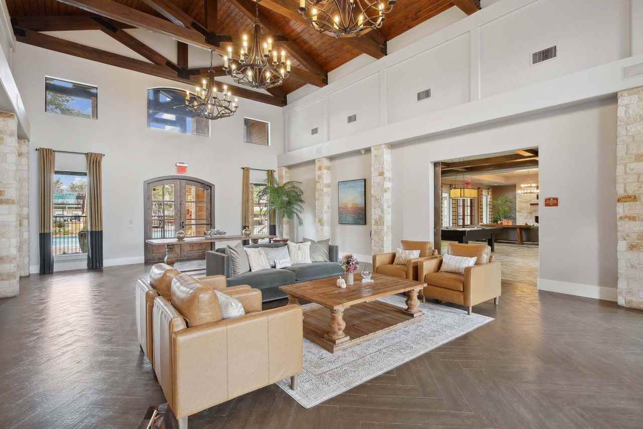 Platinum Shavano Oaks Apartments - Photo 2 of 41