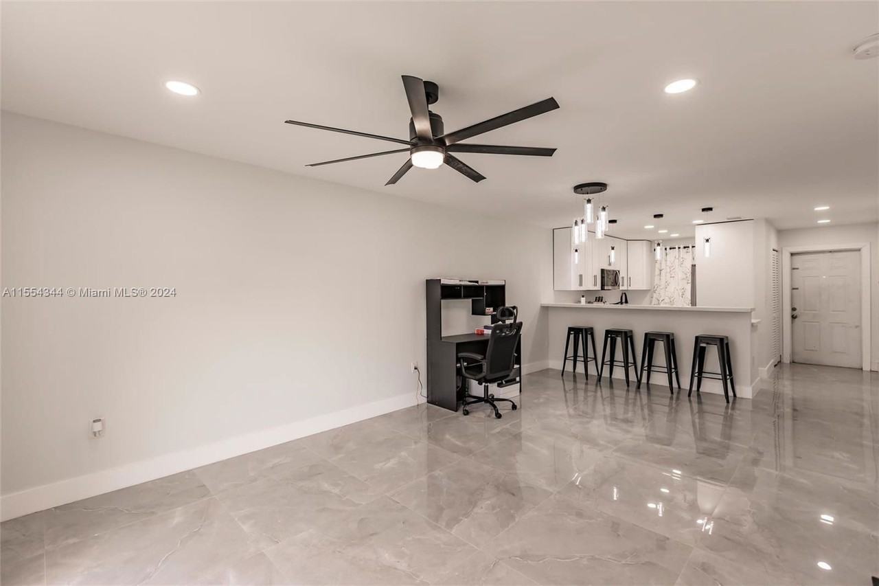 420 Sw 1st Ct #SFRS - Photo 2 of 4