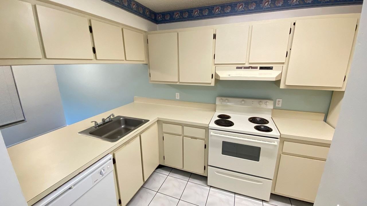 6118 Curry Ford Rd #227 - Photo 4 of 13