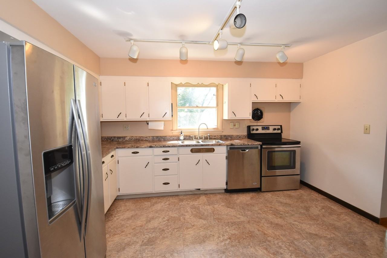 9961 Rosehill Rd - Photo 6 of 21